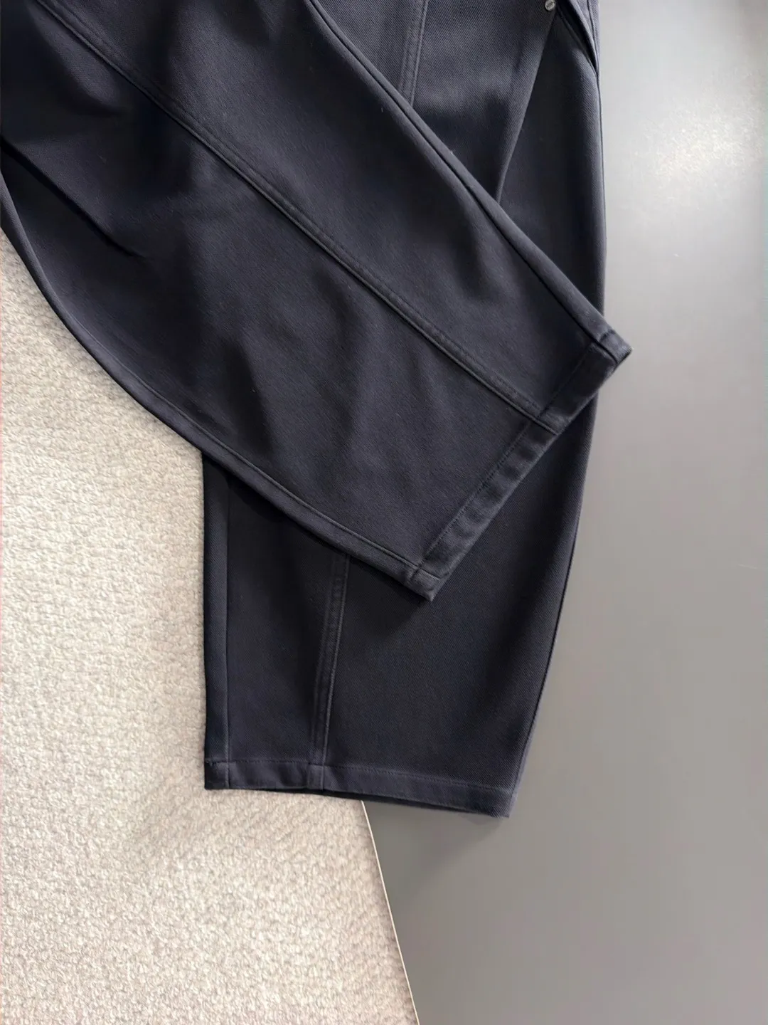 Shipped next day P195 Balenciaga 2026 Summer New Arrival elastic band casual pants, counter-customized fabrics, Breathable, high comfort, impeccable details, brand element design concept, reflecting high quality. It feels delicate and soft! It presents a casual cut and the upper body shape is great! Sizes:S-3XL